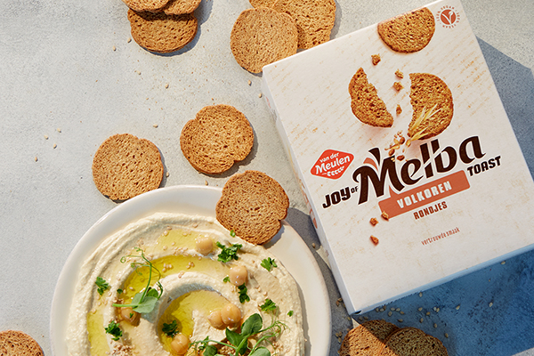 Melba toast rondjes volkorenbrood met houmous dip